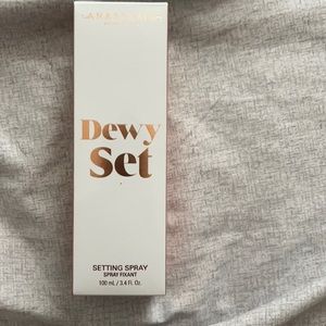 Anastasia Beverly Hills dewy setting spray